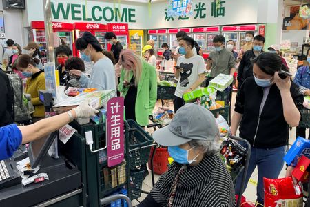 中国の各地方の統計部門がこれまでに公表したデータによると、第１・四半期の小売売上高は新型コロナウイルス流行で打撃を受けた主要沿岸地域が特に低迷したことが分かった。北京で２４日撮影。（２０２２年　ロイター/Carlos Garcia Rawlins）