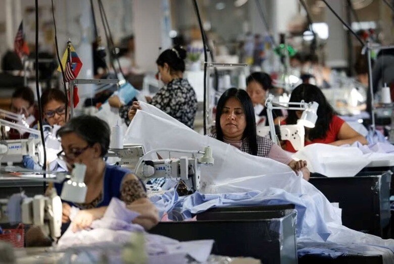 ３月１３日、トランプ米大統領の「メイド・イン・ＵＳＡ」のかけ声に押される形で、米国の一部アパレル小売り事業者はＴシャツからコート、スーツに至るまで、国内生産を拡大している。写真は米ニュージャージー州ニューアークのワイシャツ工場。５日撮影（２０２５年　ロイター/Mike Segar）