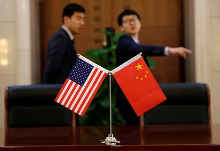 　５月３０日、中国国営メディアは、中国からの輸入品に関税を課す方針や中国企業に対する投資制限などの通商政策を遂行する米政府の方針を批判するとともに、米国が貿易戦争の再燃を望むなら中国は「応戦する用意がある」と伝えた。写真は４月に米国運輸長官が北京を訪れた際飾られた米中両国旗（２０１８年　ロイター／Jason Lee）