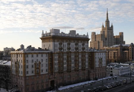 　６月６日、米国のサリバン駐ロシア大使は、ロシアは米大使館を閉鎖すべきでなく、両国は対話を続ける必要があるとの考えを示した。写真はモスクワの米国大使館。２０１８年３月撮影（２０２２年　ロイター/Tatyana Makeyeva）