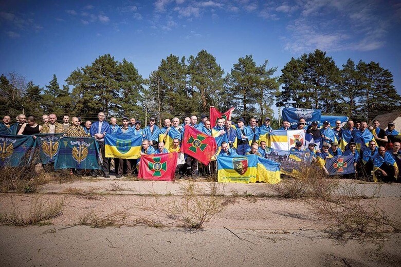 9月14日、捕虜交換で帰国したウクライナ兵たち。キリル・ザイツェバは後列の右から2番目　UKRAINIAN PRESIDENTIAL PRESS SERVICEｰHANDOUTｰREUTERS