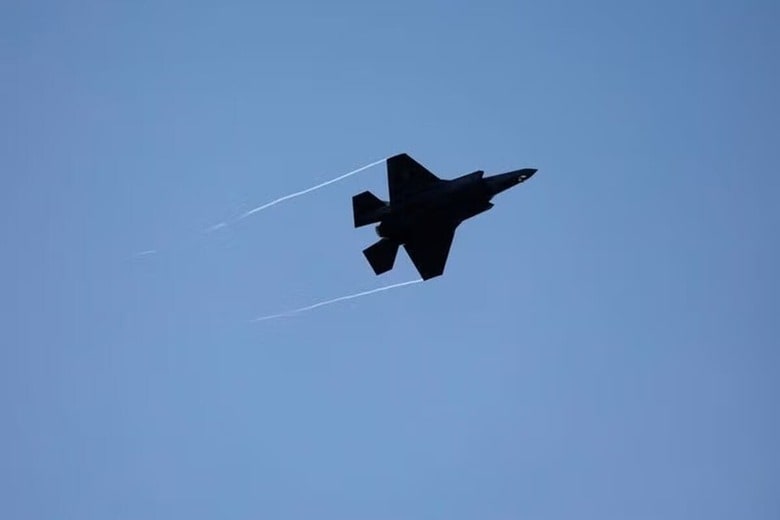 ６月２４日、英政府は、戦術核兵器を搭載できる米ロッキード・マーチン製の最新鋭ステルス戦闘機「Ｆ３５Ａ」と１２機調達すると発表した。写真は１６日、パリの航空ショーで飛行するF３５A戦闘機（２０２５年　ロイター/Benoit