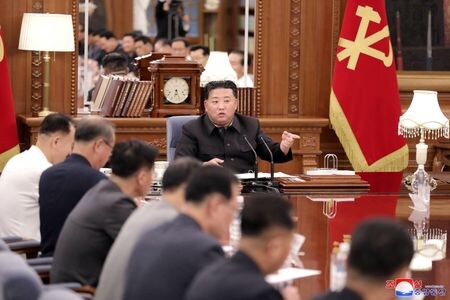 　北朝鮮の国営朝鮮中央通信（ＫＣＮＡ）は６月２８日、金正恩総書記が２７日に朝鮮労働党書記局拡大会議を主宰したと伝えた。平壌で２７日撮影。ＫＣＮＡ提供写真（２０２２年　ロイター）