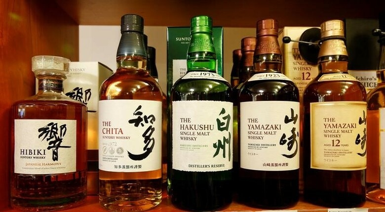 ５月１５日、サントリーホールディングスは傘下のサントリースピリッツが国産ウイスキーの一部商品の販売を休止する見通しを明らかにした。対象は「白州１２年」と「響１７年」。ウイスキー人気が高まったことで原酒が不足している。写真は店頭に並ぶサントリーのウイスキー。２０１６年６月撮影（２０１８年　ロイター/Arnd Wiegmann）