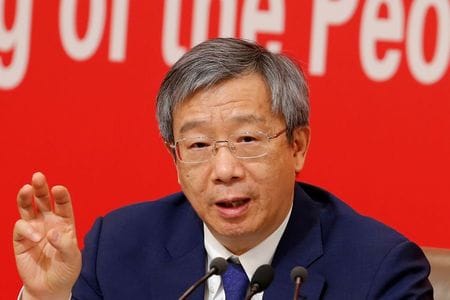 中国人民銀行（中央銀行）の易綱総裁は３０日、人民銀は国債購入を通じて財政赤字をマネタイズすべきではなく、リスク回避に向け人民銀の資金と財政資金との間に「ファイアウォール」を構築すべきと述べた。昨年撮影（２０２０年　ロイター／Florence Lo）