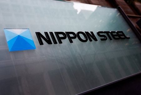 ５月９日、日本製鉄は関西製鉄所大阪地区で製造している製鋼製品・自由鋳造製品を完全子会社の山陽特殊製鋼（兵庫県姫路市）に生産集約することについて、本格的な検討を開始すると発表した。大阪地区の対象設備は休止する。２０２８年度中の完了をめどとしている。２０２４年４月、日鉄本社で撮影（２０２５年　ロイター/Issei Kato）