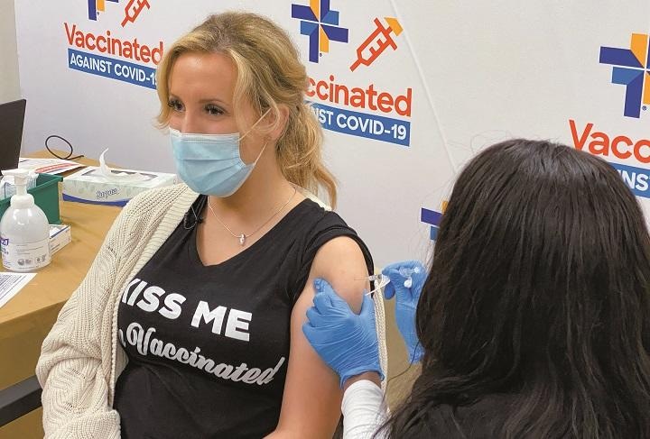 娘に感染させないため新型コロナのワクチン接種を受けた筆者　HEATHER SIMPSON