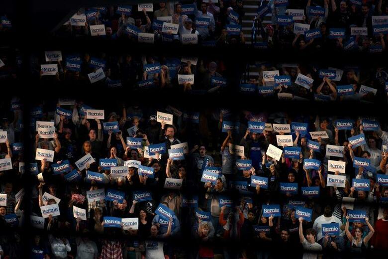 米大統領選の民主党候補指名争いは、14州の予備選が集中する3日のスーパーチューズデーで大きな山場を迎える。写真はテキサス州ヒューストンの選挙集会に集まった、バーニー・サンダース上院議員の支持者ら。2月23日撮影（2020年　ロイター/Callaghan O\'Hare）