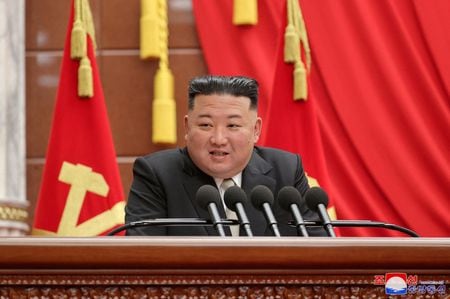 　北朝鮮の金正恩朝鮮労働党総書記（写真）は３月１日、食料増産に向けてインフラの改善と農地拡大を指示した。国営メディアが２日に報じた。平壌で撮影。KCNAが１日配信（２０２３年　ロイター）