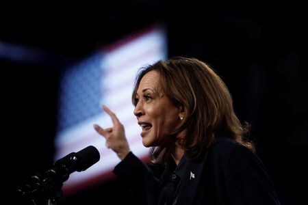 　米民主党大統領候補のハリス副大統領（写真）は６日、同氏は血のつながった子どもがいないため謙虚さに欠けると述べた共和党のサンダース・アーカンソー州知事に対し、家族観が時代遅れと反論した。ミシガン州フリントで４日撮影(２０２４年　ロイター/Evelyn Hockstein)