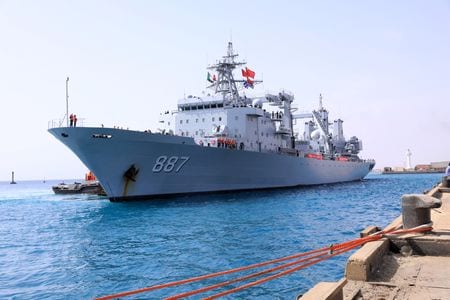 　中国海軍の駆逐艦「南寧」を中心とする艦隊が２日、ナイジェリアに到着した。写真は中国海軍の補給艦「微山湖」。スーダンで４月撮影。提供写真（２０２３年　ロイター/cnsphoto）