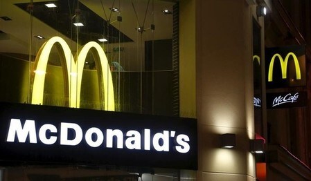 ５月２６日、フランスの捜査当局が１８日に脱税の疑いで米ファストフード大手マクドナルドの仏本社を家宅捜索したことが分かった。パリで３月撮影（２０１６年　ロイター/JACKY NAEGELEN）