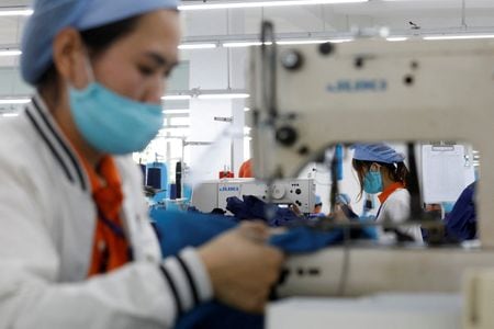 　２月１６日、ベトナム繊維協会は今年の同国のアパレル輸出が７．４％増の４３５億ドルになるとの見通しを示した。写真は輸出用衣料品工場で働く従業員。ベトナムのフンイエン省で２０２０年１２月撮影（２０２２年　ロイター／Kham）