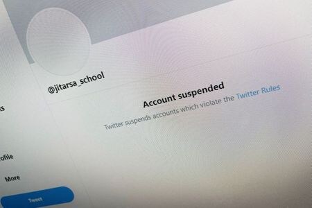 　米短文投稿サイトのツイッターはこのほど、反体制派の学生らのデモが続くタイで王室派のアカウントの一つを停止した。写真は停止されたアカウントの画面を撮影したもの（２０２０年　ロイター／Matthew Tostevin）