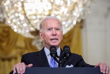 　バイデン米大統領（写真）が、今後数日中に自分が大統領職にふさわしいと国民を納得させることができなければ、選挙戦を継続できない可能性があるという懸念を側近に打ち明けていたことが分かった。２０２１年８月撮影（２０２４年　ロイター/Evelyn Hockstein）