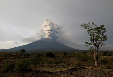 　１１月２９日、インドネシア政府は、バリ島のアグン山噴火の影響を受けて、バリの空港の閉鎖を延長した。閉鎖は３日連続で、空の便はまひ状態となっており、火山周辺では多くの人が避難している。写真は噴煙を上げるアグン山。バリ島、カランガスム県で撮影（２０１７年　ロイター／Darren Whiteside）