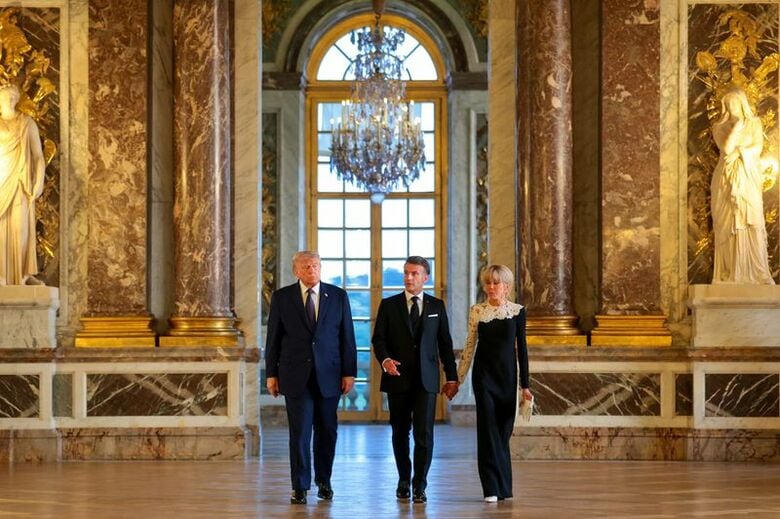 写真はフランスのマクロン大統領夫妻とトランプ米大統領。6月17日、ヴェルサイユ宮殿で代表撮影。REUTERS