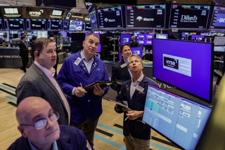 米ニューヨーク証券取引所のフロアで24日撮影。REUTERS/Jeenah Moon