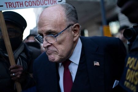 トランプ前米大統領の顧問弁護士だったルディ・ジュリアーニ氏が２０２０年の米大統領選を巡り、ジョージア州の元選挙管理職員の女性２人が不正を共謀したと主張し、名誉毀損（きそん）で訴えられていた裁判で、米ワシントンの連邦地裁の陪審は１５日、ジュリアーニ氏に対し、２人に計１億４８００万ドル（約２１０億円）以上を支払うよう命じた。写真はジュリアーニ氏で１５日に米ワシントンで撮影（２０２３年　ロイター／Bonnie Cash）