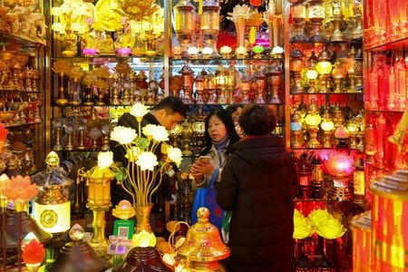 ９月１０日、 中国の８月の消費者物価は下落し、生産者物価のデフレは和らいだ。義烏市の商店で２月撮影（２０２５年　ロイター/Go Nakamura）