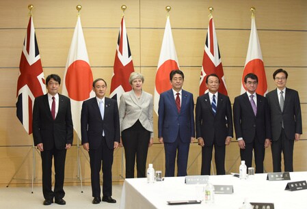 　８月３１日、政府は、首相官邸で国家安全保障会議（ＮＳＣ）の特別会合を開き、訪日中のメイ英首相を招いた。メイ首相は冒頭、「国際秩序や世界平和に対する脅威に対して連携して立ち向かう必要がある。北朝鮮による攻撃的な行動を止めなければならない」と指摘。写真は首相官邸で撮影（２０１７年　ロイター）
