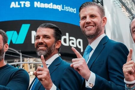 トランプ米大統領の息子２人が出資するビットコイン採掘企業アメリカン・ビットコインは、グリフォン・デジタル・マイニングとの全額株式交換による合併に対する投資家の支持を取り付けた。ドナルド・トランプ・ジュニア氏とエリック・トランプ氏、１３日(２０２５年　ロイター/Eduardo Munoz)