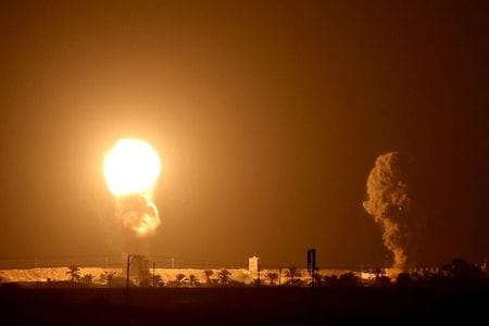 　９月１６日、イスラエル軍は、イスラム組織ハマスが支配するパレスチナ自治区ガザからロケット弾１５発がイスラエル領内に撃ち込まれたとし、報復としてガザでおよそ１０カ所を空爆したと明らかにした。写真はイスラエルの空爆のあとに上がった炎と煙。ガザ地区で撮影（２０２０年　ロイター／Ibraheem Abu Mustafa）