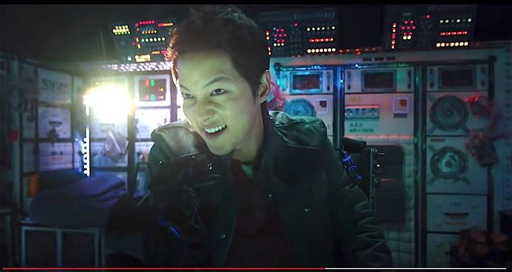 ソン・ジュンギ主演で本当ならこの夏大ヒットするはずだった『勝利号』だったが…… 카카오페이지 / YouTube