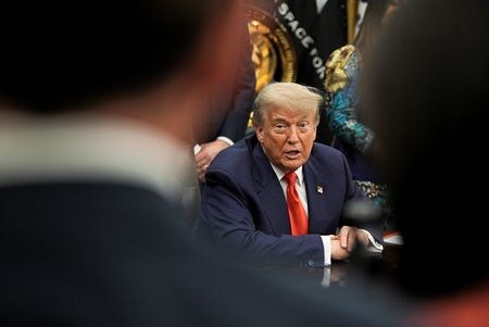 　トランプ米大統領（写真）は２７日、米連邦準備理事会（ＦＲＢ）議長には、金利を現状から引き下げない人物は任命しないと述べた（２０２５年　ロイター/Ken Cedeno）