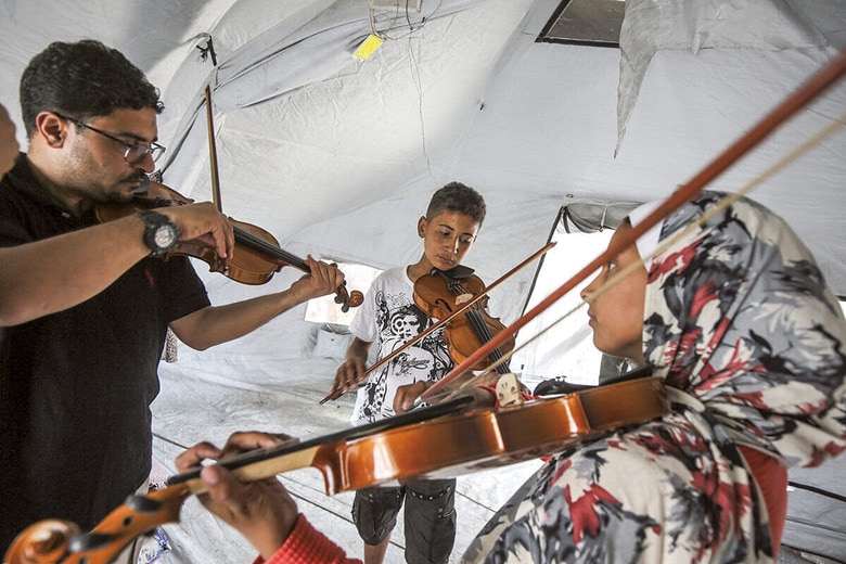 音楽の力で心は癒せるか　MAHMOUD ISSAｰANADOLU/GETTY IMAGES