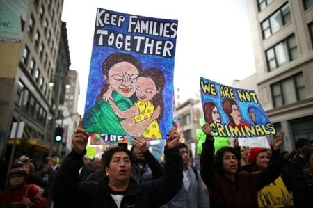 　２月２１日、トランプ米政権はほぼすべての不法移民を強制送還の対象とするが、幼少の頃、両親に連れられて不法入国した「ドリーマー」については保護措置を維持する方針だ。移民の人権を訴える人々、ロサンゼルスで１８日撮影（２０１７年　ロイター／Lucy Nicholson）