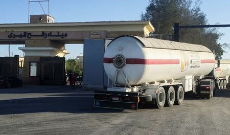 　１０月１６日、 イスラエル軍の援助調整機関ＣＯＧＡＴは、パレスチナ自治区ガザとエジプトの境界にあるラファの検問所を開放し、民間人の往来を可能にするべくエジプト側と調整を進めていると明らかにした。同検問所をエジプト側から同日撮影（２０２５年　ロイター）