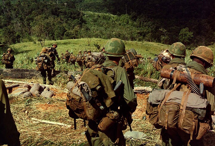 ベトナム中部ダックトー郊外を進む米歩兵部隊（67年11月）　Courtesy of U.S. Army/REUTERS