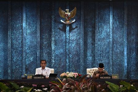 　インドネシアのジョコ大統領（左）は１２日、新首都「ヌサンタラ」で初の閣議を開いた。提供写真（２０２４年　ロイター/Antara Foto/Sigid Kurniawan）