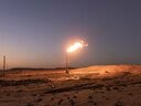シリア北東部の自治地域、デリゾールの油田地帯で燃え続けるガスフレア。環境保護はロジャバの理念の1つだが、石油は今も重要なエネルギー源だ。経済制裁のせいで、持続可能なエネルギーの大規模開発に必要な機械の輸入が難しい
