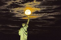 ニューヨークの夜空に奇跡！スーパーブルームーンが自由の女神と共演