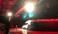 テスラ、電動トラック「セミ」の納車開始　発表から9年