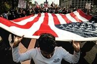 ワクチン接種しないと無給、NY市職員が義務化に猛反発デモ