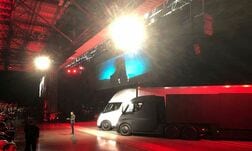 テスラ、電動トラック「セミ」の納車開始　発表から9年