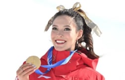 【写真】ズボンを穿き忘れてる！女子金メダリスト、下を穿かず「目のやり場に困る」衣装...「これはオシャレなの？」