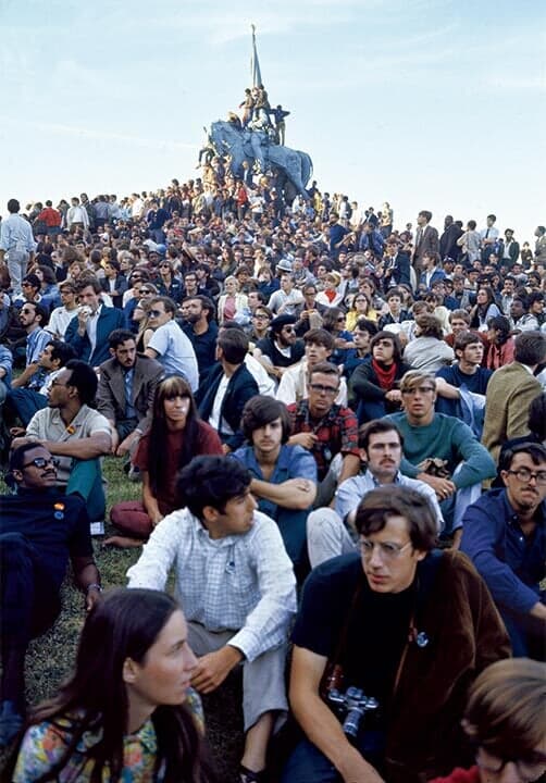 民主党全国大会の会場前で行われた反戦集会でベトナム戦争に抗議する人々