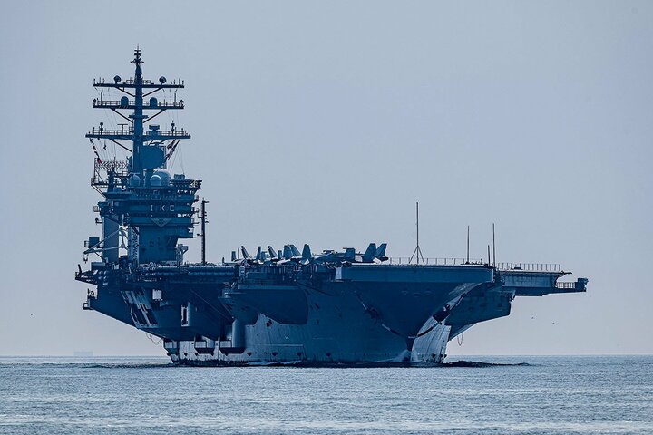 米海軍空母アイゼンハワーは長期にわたって中東に派遣された