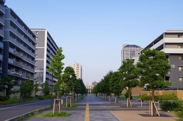 コンフォール松原の東西の通り「緑のプロムナード」