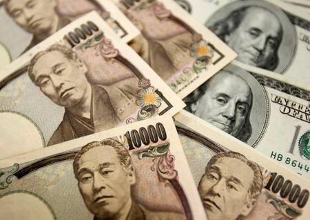 ６月１３日、ニューヨーク外為市場では、世界的な景気減速懸念と、米連邦準備理事会（ＦＲＢ）が一段と積極的な利上げを進めるとの観測を背景に安全資産としてのドルが買われ、ドル指数は約２０年ぶりの高値を付けた。写真は２０１０年１０月撮影（２０２２年　ロイター／Truth Leem）
