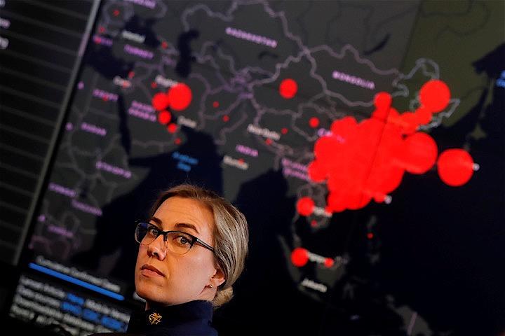 新型コロナウイルス感染拡大への連邦政府の対応で重要な役割を担う米保健福祉省（ＨＨＳ）が１５日、サイバー攻撃を受けた。　写真は米保険福祉省内のスタッフ　Carlos Barria - REUTERS