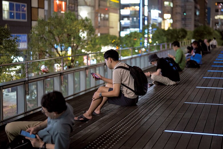 スマホ使用時間を制限するルールの必要性が議論になっている（写真はイメージです）　TOMOHIRO OHSUMI/GETTY IMAGES