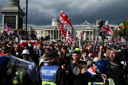 　英ロンドンで１３日、移民に反対する大規模デモがあり、警察によると約１１万人が参加した。写真はロンドンで撮影（２０２５年　ロイター／Chris J. Ratcliffe）