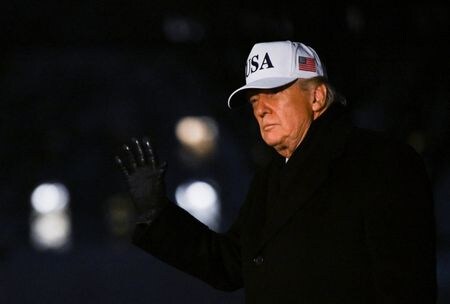 トランプ米大統領は５日夜、２０２０年の大統領選での自身の敗北が不正行為によるものだと主張する内容の1分間の動画を自身の交流サイト（ＳＮＳ）「トゥルース・ソーシャル」に投稿した。１月撮影。REUTERS/Annabelle Gordon