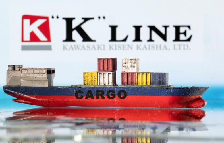 写真は川崎汽船のロゴと貨物船の模型。2022年3月撮影。REUTERS/Dado Ruvic