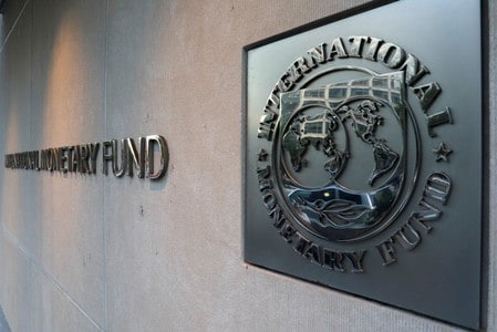国際通貨基金（ＩＭＦ）は１５日に発表した世界経済見通し（ＷＥＯ）で２０１９年成長率を３．０％に下方修正し、０８―０９年の金融危機以来の低い伸び率になると予想した。ワシントンで昨年９月撮影（２０１９年　ロイター/YURI GRIPAS）